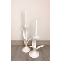 Gawang-kamay metal candlesticks